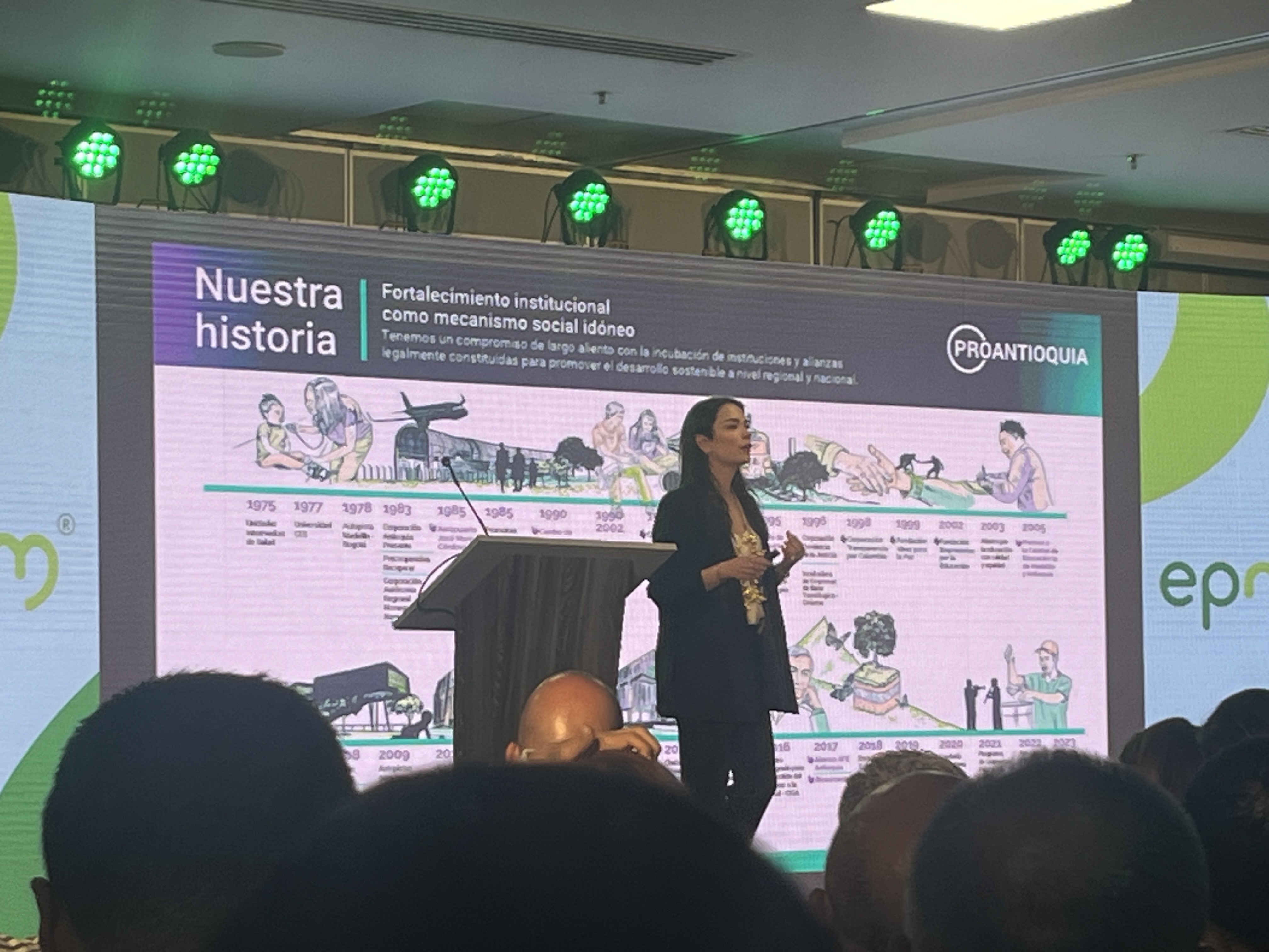 Imagen de mujer presentando en el Encuentro de Proveedores y Contratistas de EPM Imagen de mujer presentando en el Encuentro de Proveedores y Contratistas de EPM